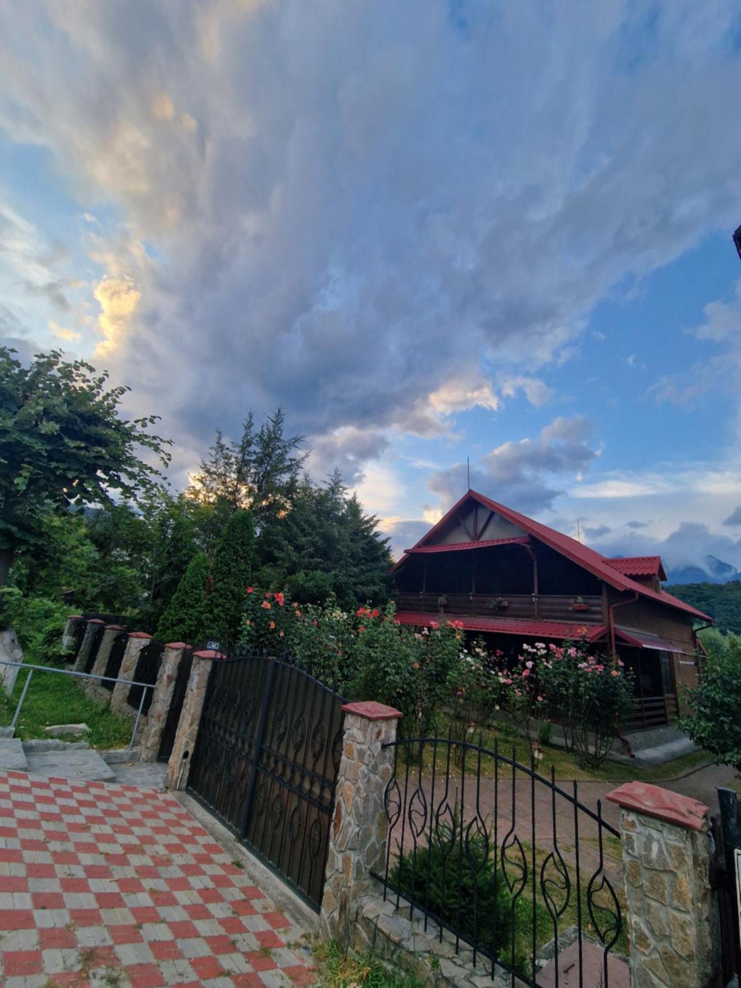 Casa De Vacanta Качулата Екстериор снимка